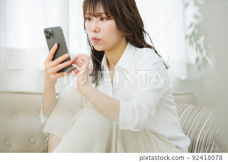 在家觀看智能手機的婦女 92418078