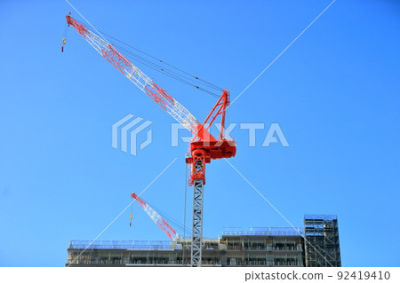 一台起重機在建築工地的形象 92419410