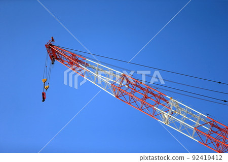 一台起重機在建築工地的形象 92419412