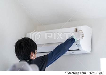 Air conditioner installation work: Hook the indoor unit on the installation plate and install it on the wall Air conditioner installation work: Hook the indoor unit on the installation plate and install it on the wall 92420302