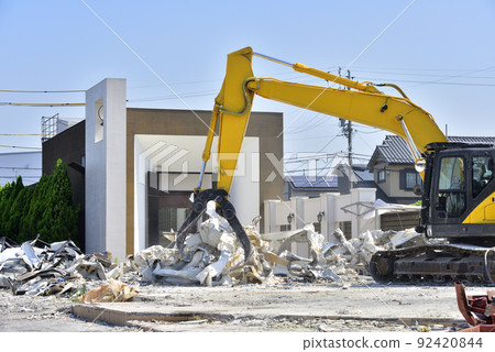 Dismantling work using a shovel car. Demolition of the building. Dismantling work using a shovel car. Demolition of the building. 92420844
