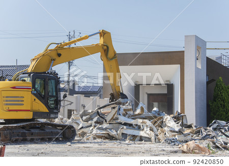 Dismantling work using a shovel car. Demolition of the building. 92420850