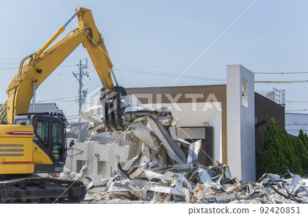 Dismantling work using a shovel car. Demolition of the building. 92420851