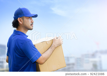 Image of the city and moving house There is a copy space on the right 92421086