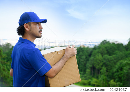 Image of the city and moving house There is a copy space on the right 92421087