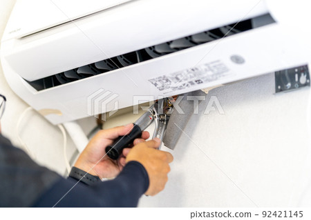 Air conditioner installation work: Crush the flare connection part of the refrigerant gas pipe with a nut. Gas leak prevention Air conditioner installation work: Crush the flare connection part of the refrigerant gas pipe with a nut. Gas leak prevention 92421145