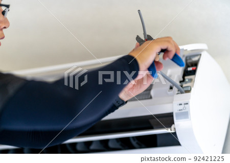 Air conditioner installation work Indoor unit wiring 92421225