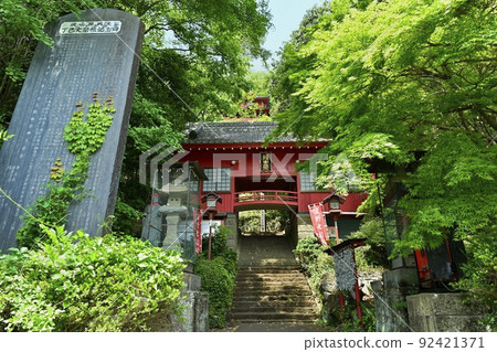 Isoyama Benzaiten Tower Gate and the main shrine made of hanging cliffs in Izuruhara-cho, Sano City Isoyama Benzaiten Tower Gate and the main shrine made of hanging cliffs in Izuruhara-cho, Sano City 92421371