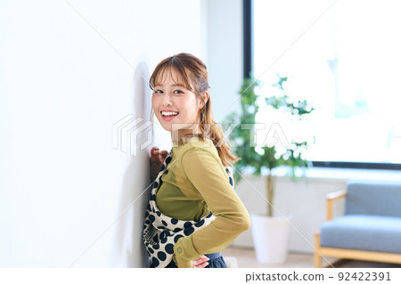 穿便服的年輕女性透視時尚 92422391
