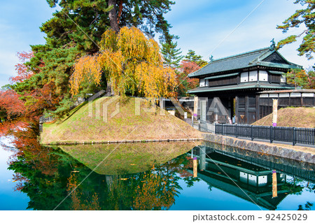 青森縣弘前城～紅葉大手門～ 92425029