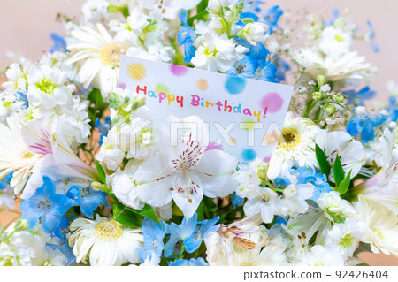 一個美麗的花籃的照片。生日和周年紀念禮物的圖像。 92426404