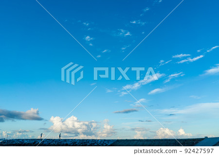 沖繩縣中上區北谷町清晨日落海灘景觀 沖繩縣中上區北谷町清晨日落海灘景觀 92427597