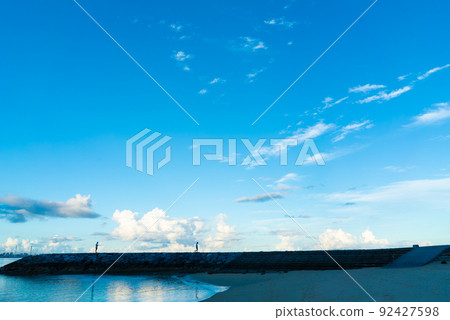 沖繩縣中上區北谷町清晨日落海灘景觀 沖繩縣中上區北谷町清晨日落海灘景觀 92427598