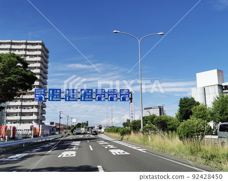 6-chome intersection, 7 lanes on each side 6-chome intersection, 7 lanes on each side 92428450