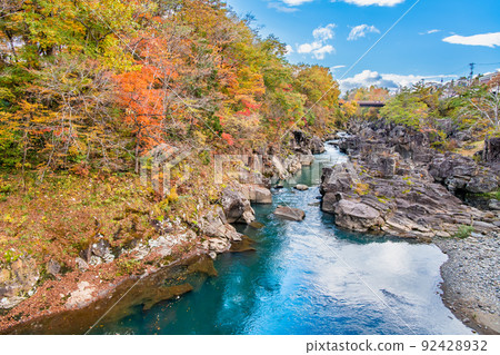 岩手縣一關市染成秋色的玄美溪峽谷 92428932