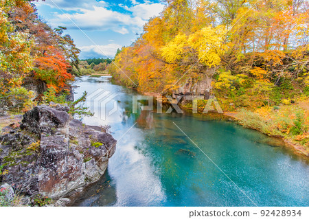 岩手縣一關市染成秋色的玄美溪峽谷 92428934