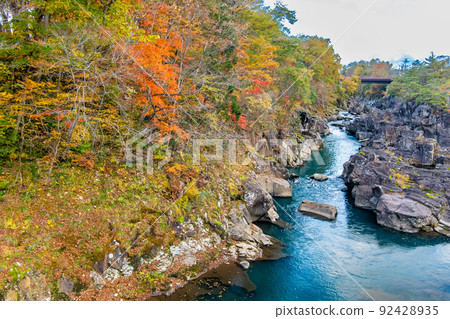岩手縣一關市染成秋色的玄美溪峽谷 92428935