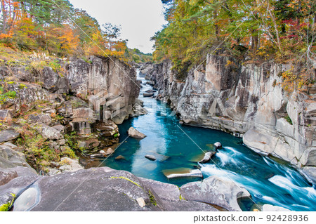 岩手縣一關市染成秋色的玄美溪峽谷 92428936