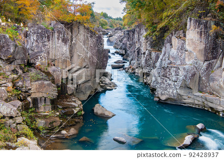 岩手縣一關市染成秋色的玄美溪峽谷 92428937