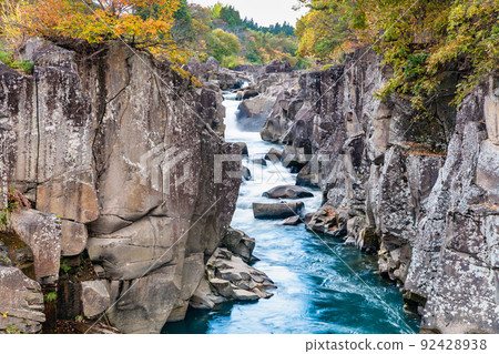 岩手縣一關市染成秋色的玄美溪峽谷 岩手縣一關市染成秋色的玄美溪峽谷 92428938
