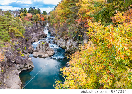 岩手縣一關市染成秋色的玄美溪峽谷 92428941