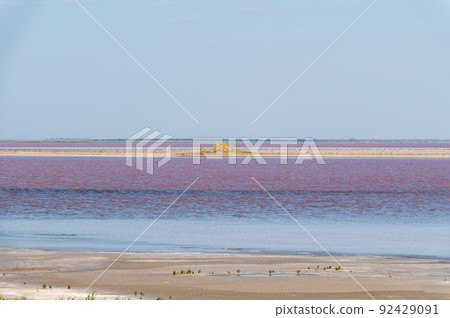 A beautiful salt lake with pink water. 92429091