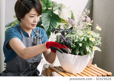 做集體種植和園藝的婦女 做集體種植和園藝的婦女 92429826