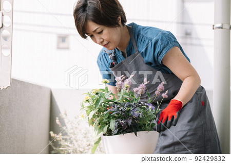 做集體種植和園藝的婦女 做集體種植和園藝的婦女 92429832