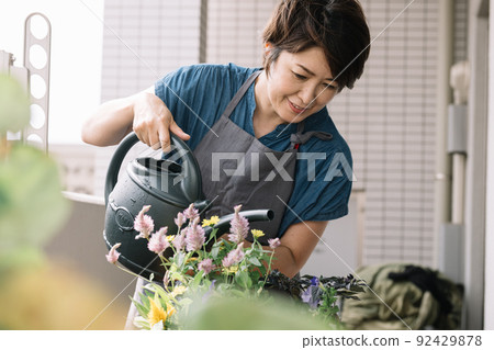 一個做集體種植、園藝和澆花的女人 一個做集體種植、園藝和澆花的女人 92429878