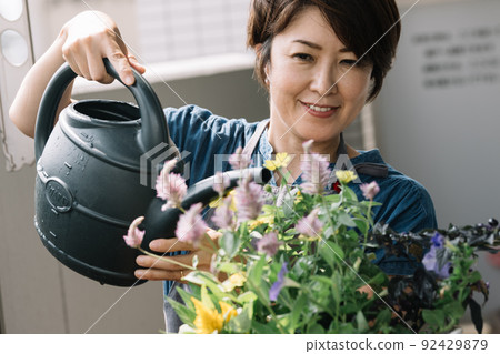 一個做集體種植、園藝和澆花的女人 一個做集體種植、園藝和澆花的女人 92429879