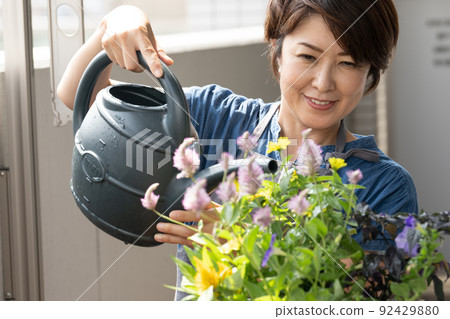 一個做集體種植、園藝和澆花的女人 一個做集體種植、園藝和澆花的女人 92429880