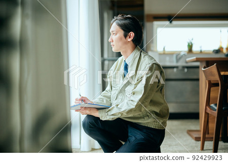 工作服的年輕人檢查窗口 92429923