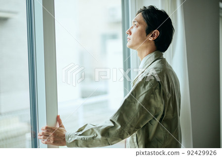 工作服的年輕人檢查窗口 工作服的年輕人檢查窗口 92429926