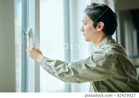 工作服的年輕人檢查窗口 92429927