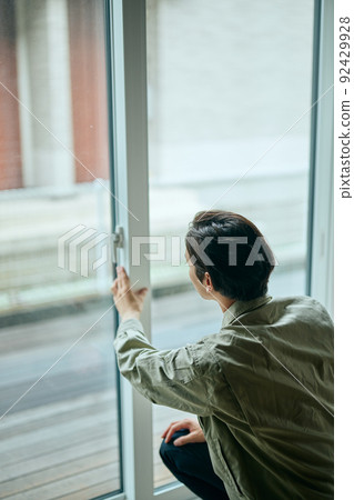 工作服的年輕人檢查窗口 92429928