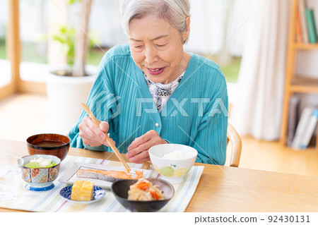 Senior woman to eat 92430131