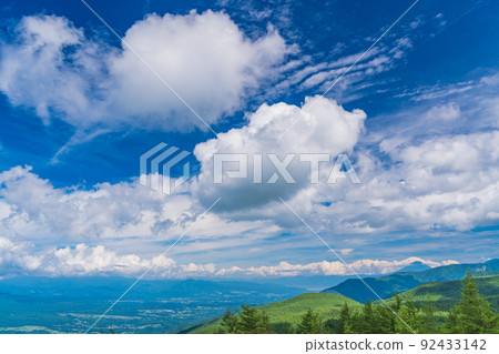 （長野縣）從入笠山眺望的夏日大雲和富士山 92433142