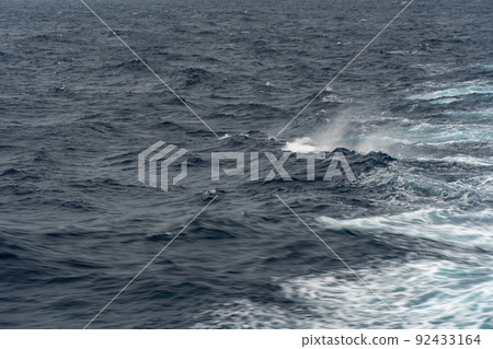 來自小笠原丸的波濤洶湧的海景 92433164