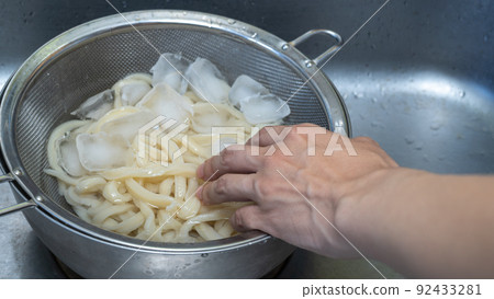Cool the boiled udon noodles in ice water Cool the boiled udon noodles in ice water 92433281