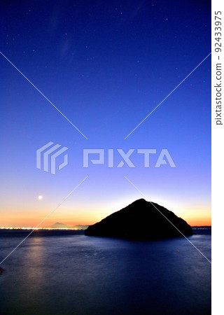Asamushi Onsen evening view Yunoshima, the symbol of Asamushi Onsen, you can see the night view of Aomori City and Mt. Iwaki 92433975