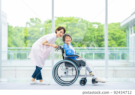 輪椅高級和中級護理人員 92434712