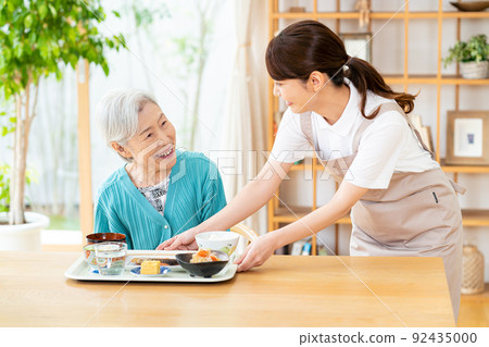 Senior women and helper women eating Senior women and helper women eating 92435000