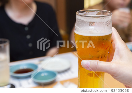 Up of hand toast with beer 92435068