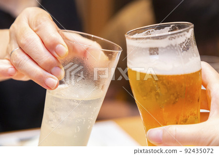 Up of hand toast with beer 92435072