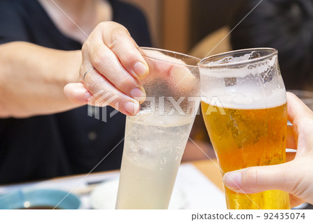 Up of hand toast with beer 92435074