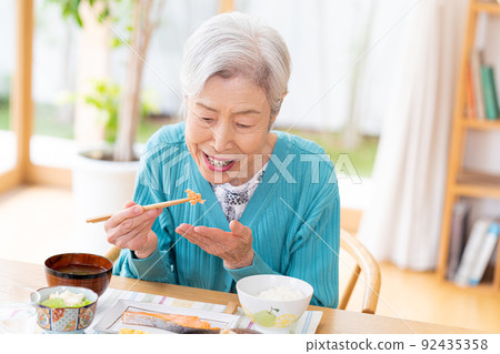 Senior woman to eat 92435358