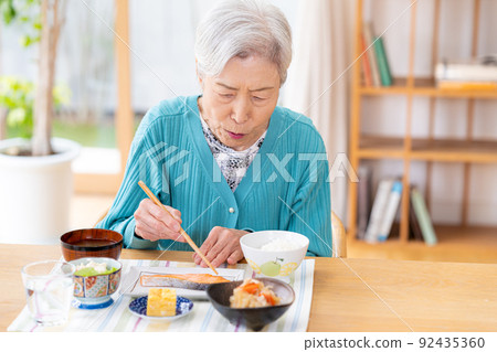 Senior woman to eat 92435360