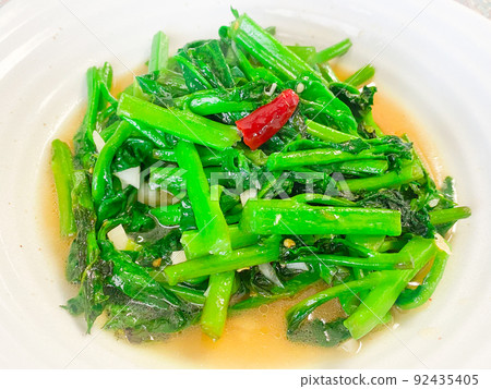 Chinese home-cooked sautéed garlic (sautéed garlic with malabar spinach) 92435405
