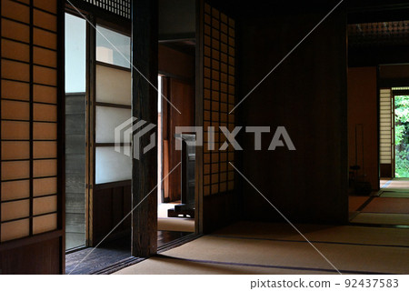 古老民居的一角,燈火通明 古老民居的一角,燈火通明 92437583