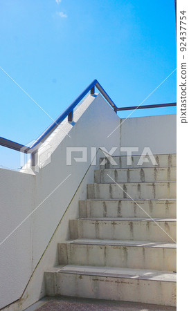 Blue sky and stairs 92437754